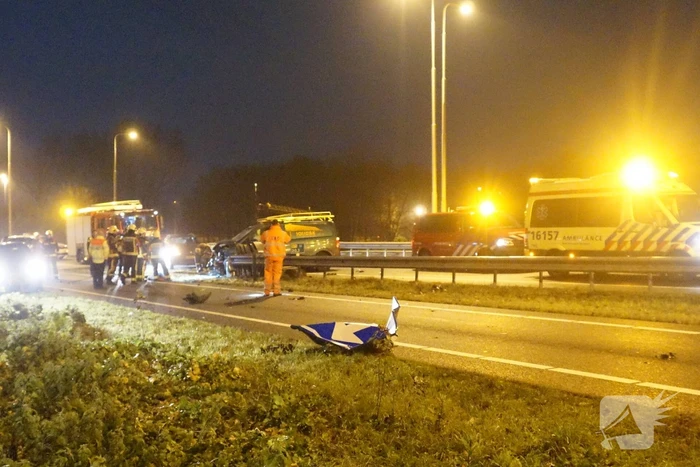 Bestelbus ramt vangrail op puntstuk; bestuurder vlucht