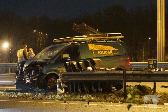 Bestelbus ramt vangrail op puntstuk; bestuurder vlucht