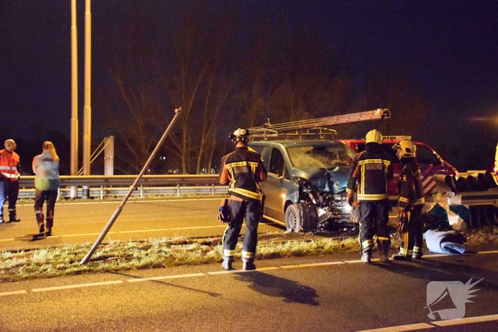 Bestelbus ramt vangrail op puntstuk; bestuurder vlucht