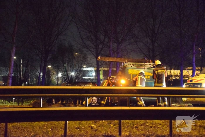 Bestelbus ramt vangrail op puntstuk; bestuurder vlucht