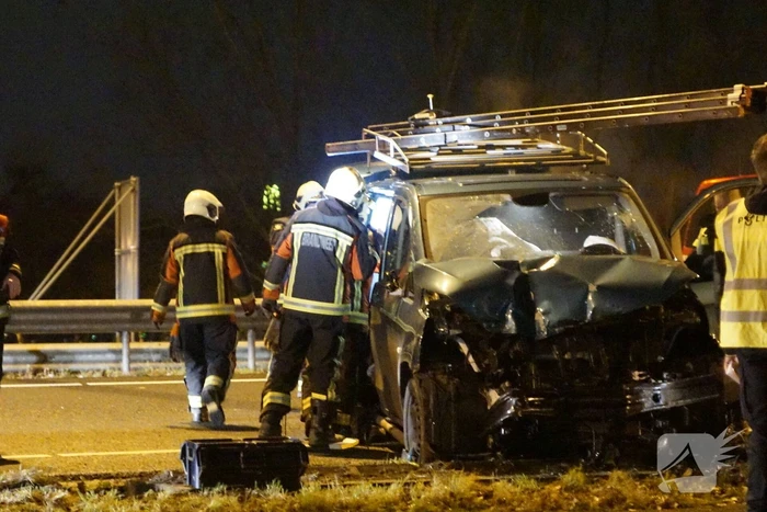 Bestelbus ramt vangrail op puntstuk; bestuurder vlucht