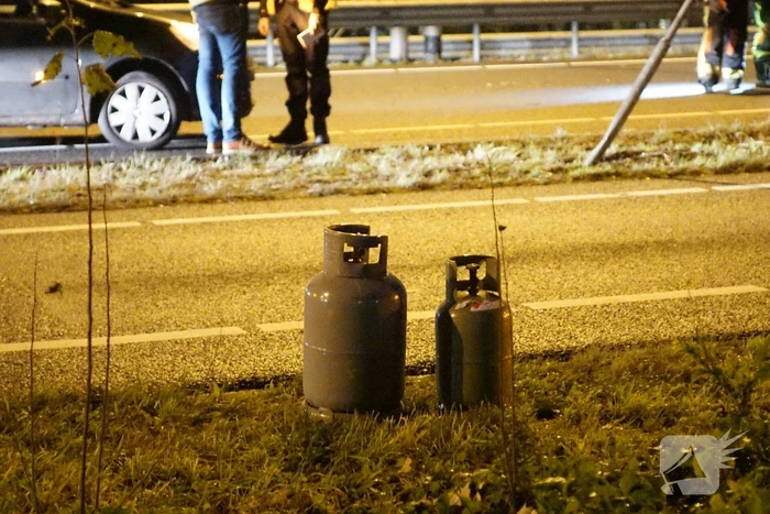 Bestelbus ramt vangrail op puntstuk; bestuurder vlucht