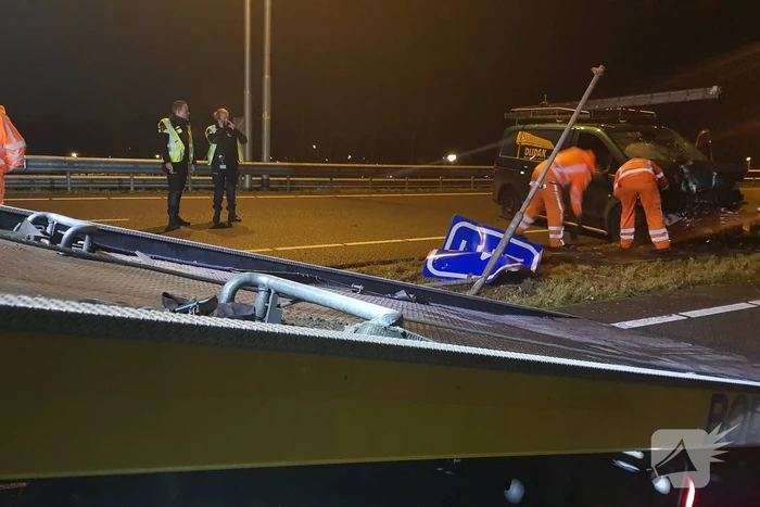 Bestelbus ramt vangrail op puntstuk; bestuurder vlucht