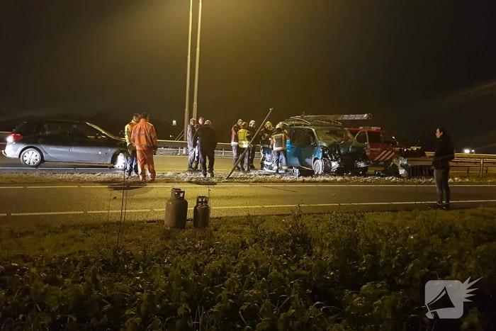 Bestelbus ramt vangrail op puntstuk; bestuurder vlucht