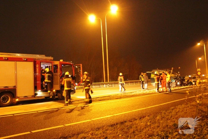 Bestelbus ramt vangrail op puntstuk; bestuurder vlucht