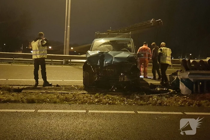 Bestelbus ramt vangrail op puntstuk; bestuurder vlucht