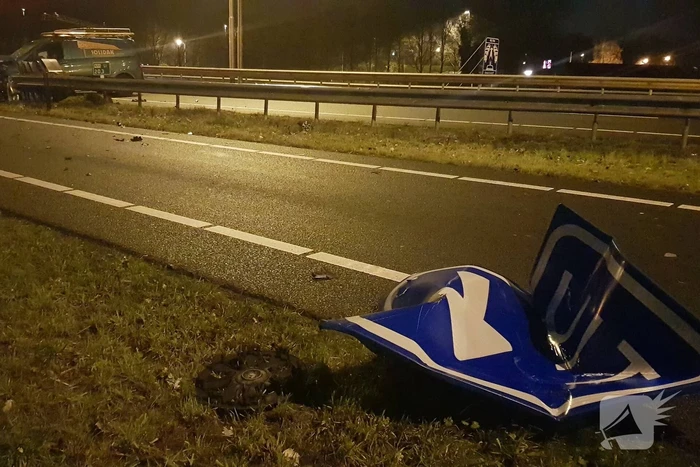 Bestelbus ramt vangrail op puntstuk; bestuurder vlucht