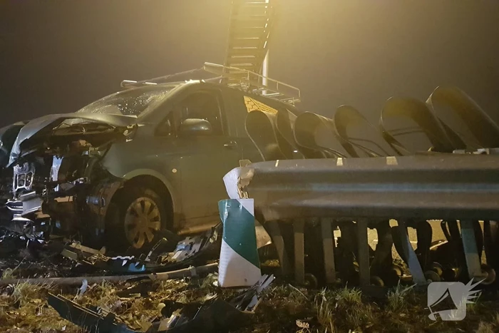 Bestelbus ramt vangrail op puntstuk; bestuurder vlucht