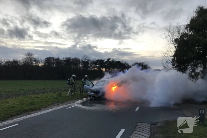 Auto vliegt onder het rijden in brand