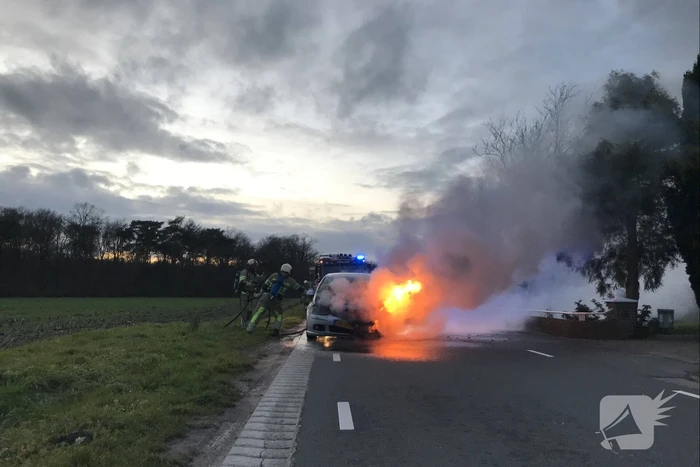 Auto vliegt onder het rijden in brand