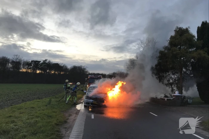 Auto vliegt onder het rijden in brand