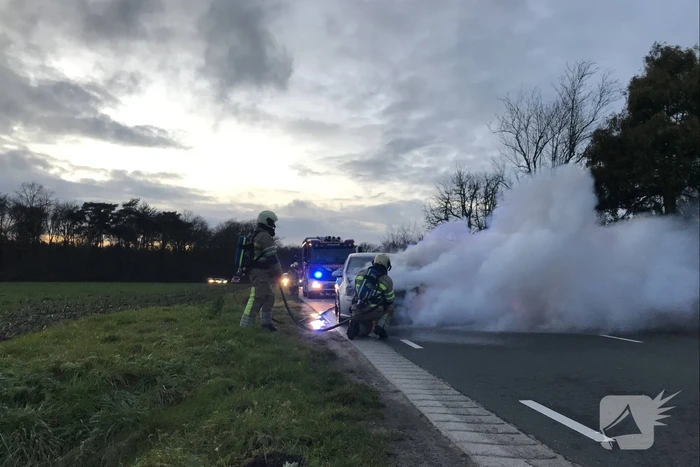 Auto vliegt onder het rijden in brand