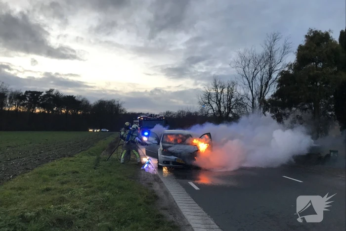 Auto vliegt onder het rijden in brand