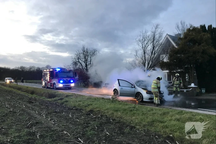 Auto vliegt onder het rijden in brand