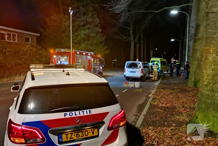 Frontale aanrijding tussen auto en taxibus