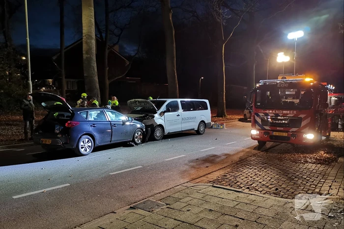 Frontale aanrijding tussen auto en taxibus