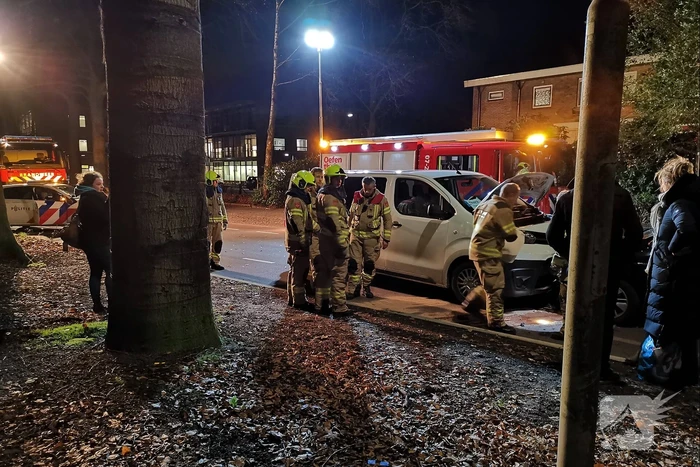 Frontale aanrijding tussen auto en taxibus