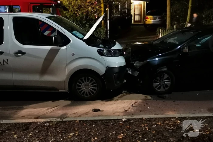 Frontale aanrijding tussen auto en taxibus