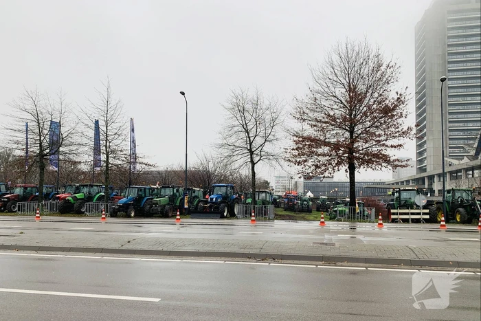 Ruim 400 tractoren verzameld voor provinciehuis