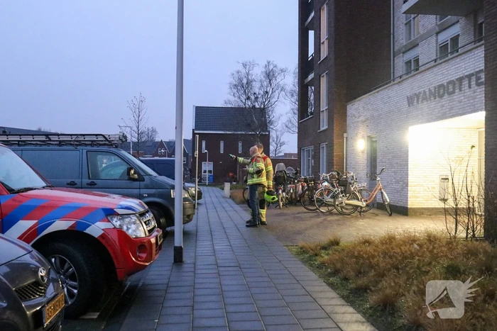 Brandweer onderzoekt vreemde lucht in flat