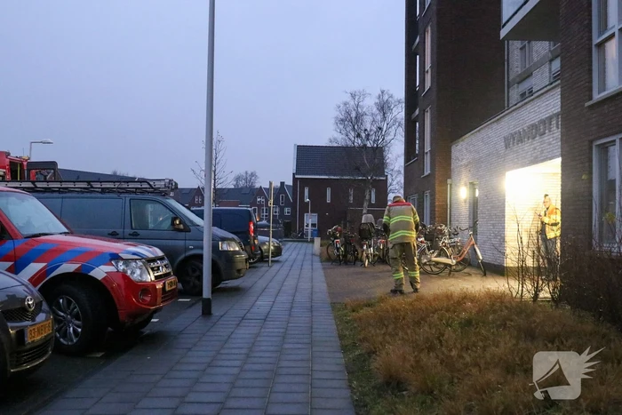 Brandweer onderzoekt vreemde lucht in flat