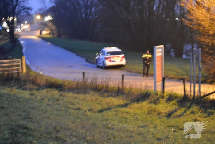 Overleden persoon aangetroffen langs waterkant