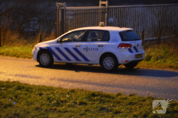 Overleden persoon aangetroffen langs waterkant
