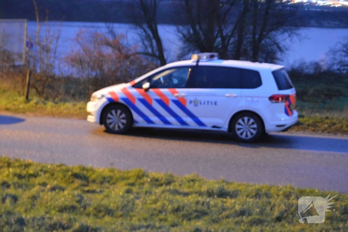 Overleden persoon aangetroffen langs waterkant