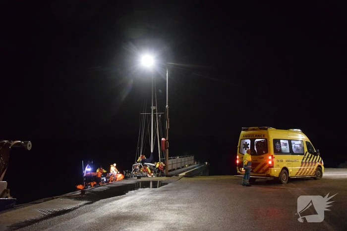 Man valt van zeilboot en belt met smartwatch hulpdiensten