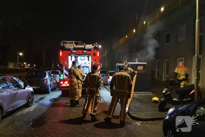 Brandweer blust brand in container