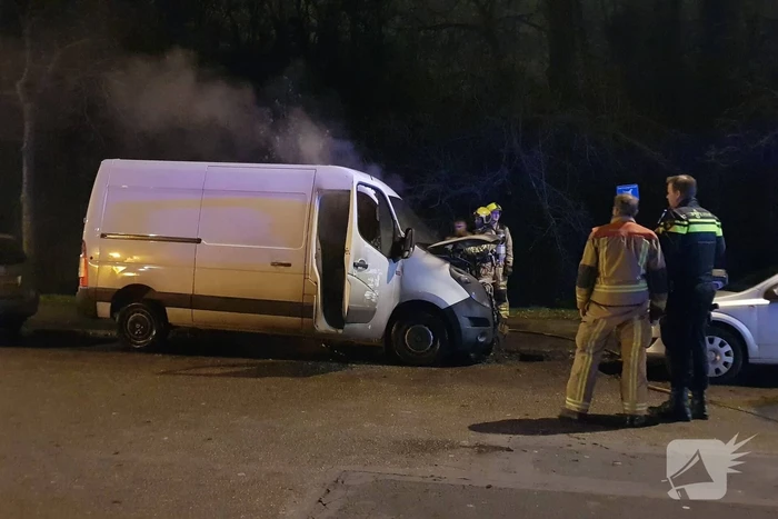 Bestelbus verwoest door brand
