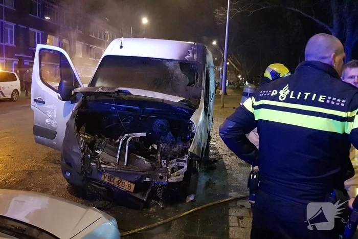 Bestelbus verwoest door brand