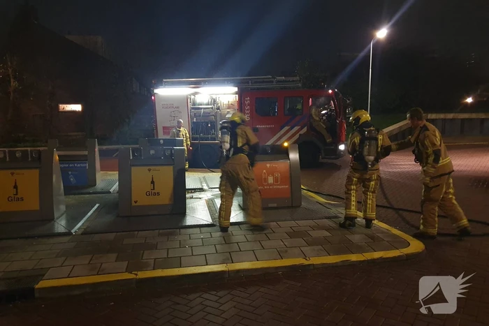 Brandweer druk met containerbrand