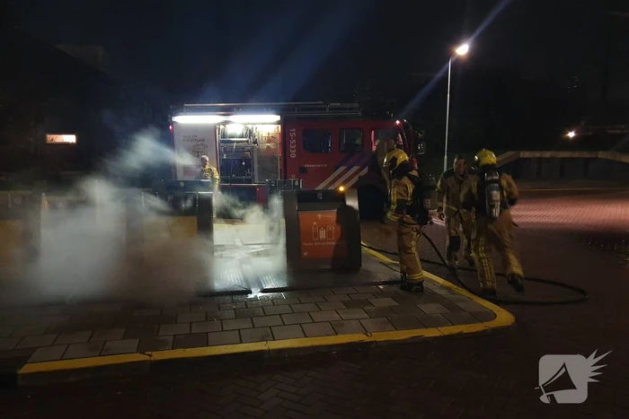Brandweer druk met containerbrand