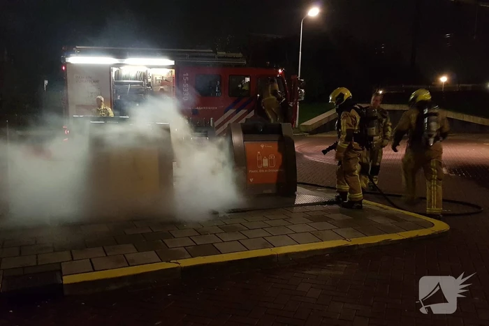 Brandweer druk met containerbrand