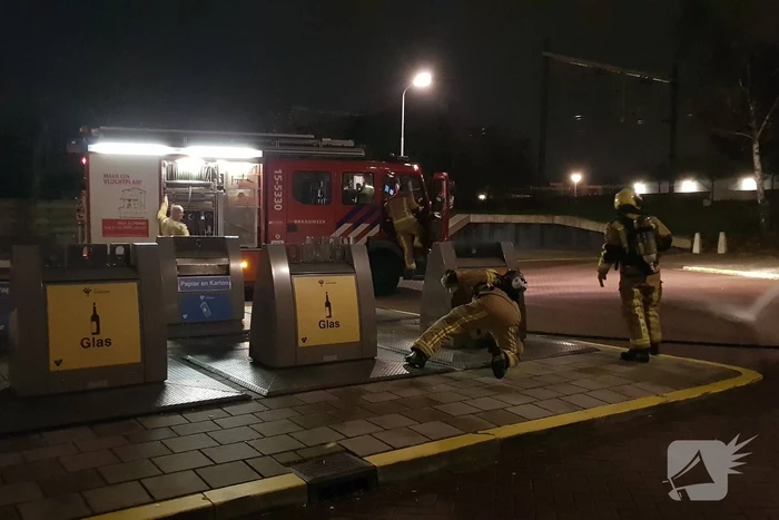 Brandweer druk met containerbrand
