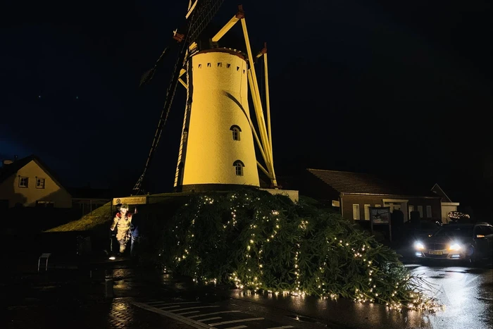 Verlichte kerstboom waait om