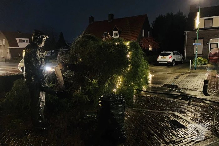 Verlichte kerstboom waait om