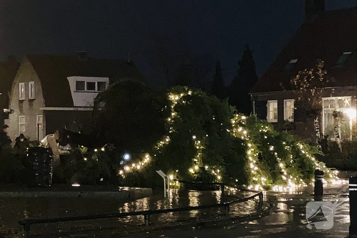 Verlichte kerstboom waait om