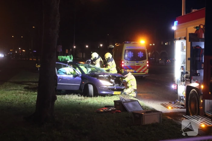 Zwaargewonde na botsing tegen boom