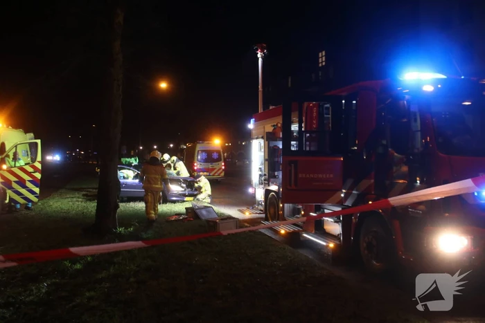 Zwaargewonde na botsing tegen boom