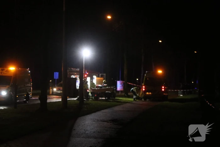 Zwaargewonde na botsing tegen boom