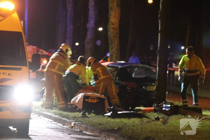 Zwaargewonde na botsing tegen boom