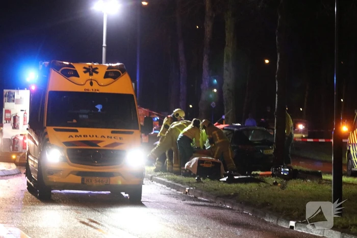 Zwaargewonde na botsing tegen boom