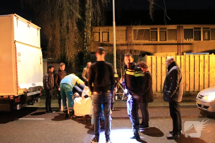 Fietser klapt op bestelwagen