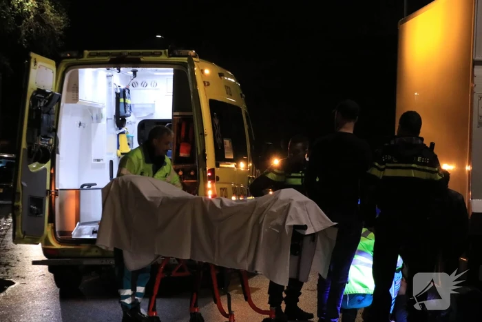 Fietser klapt op bestelwagen