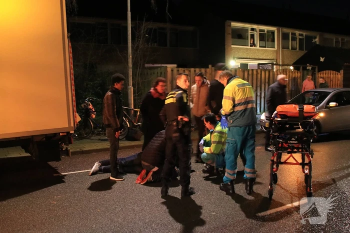 Fietser klapt op bestelwagen