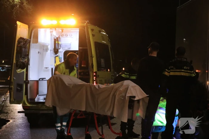 Fietser klapt op bestelwagen