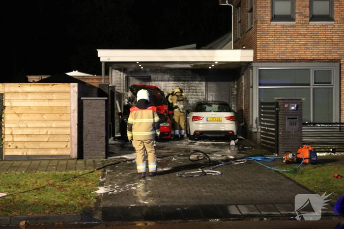 Auto in de brand onder carport