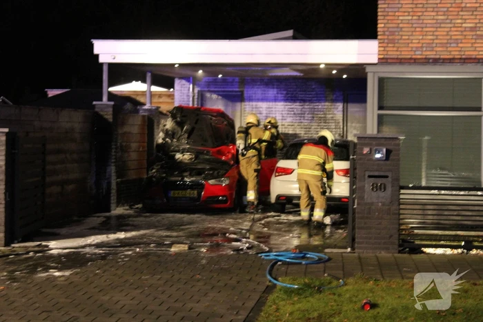 Auto in de brand onder carport